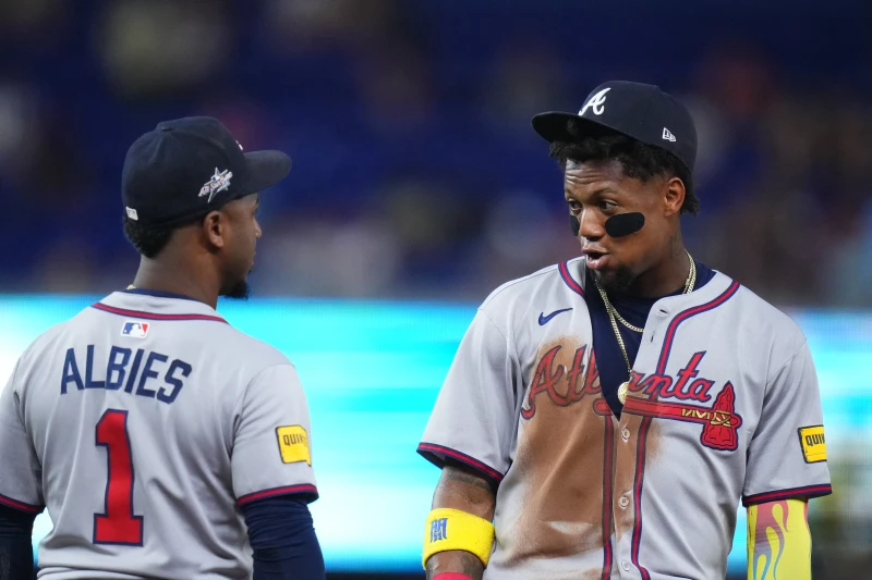 勇士的艾爾比斯（Ozzie Albies，左）和隊友阿庫尼亞（Ronald Acuña Jr.，右）互噴垃圾話。法新社
