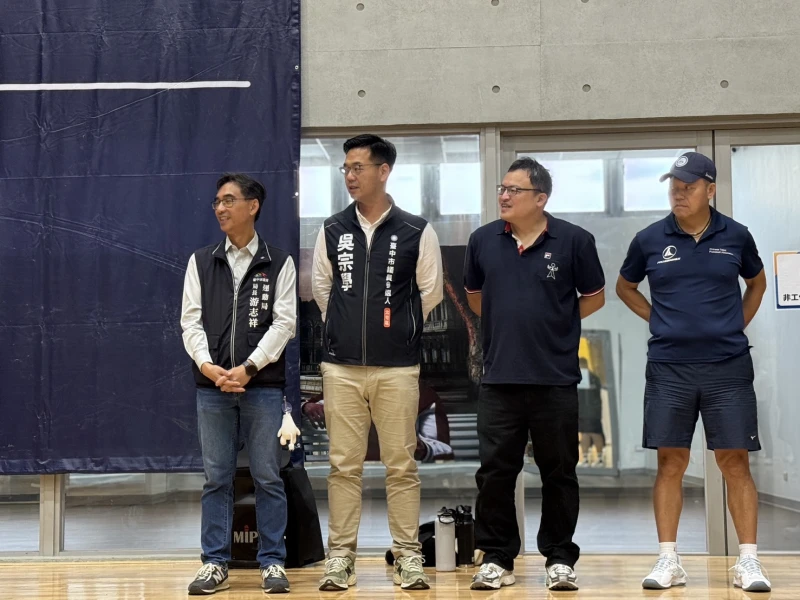 臺中市政府運動局長游志祥(左1)等人到場。台中市運動局提供
