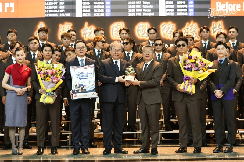 蔡其昌（右3）會長等人到場。官方提供