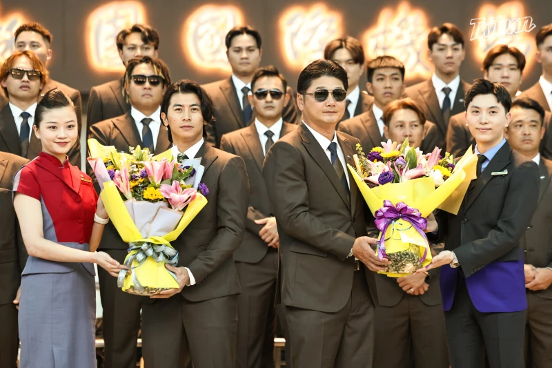 中華隊隊長陳傑憲(左2)接受獻花。官方提供