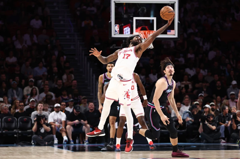 火箭前鋒伊森（Tari Eason，前）與主帥烏度卡（Ime Udoka）爆發衝突。法新社