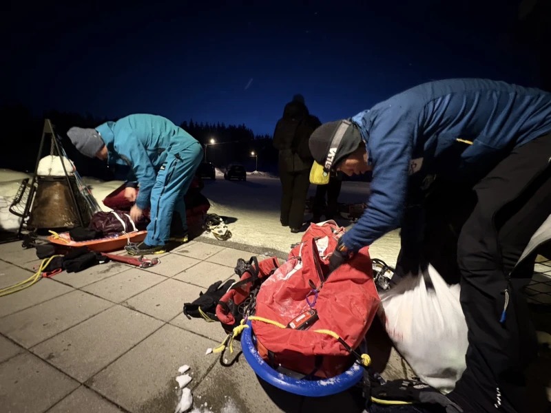 極地超馬運動員陳彥博出發前仔細檢查裝備。陳彥博提供