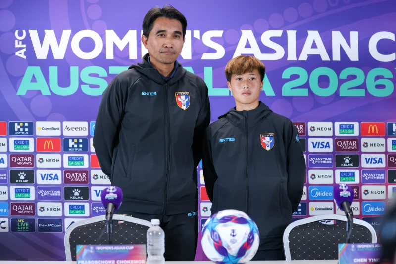 中華女足泰籍教練查克摩爾和隊長陳英惠代表參加亞洲盃賽前記者會。中華足協提供