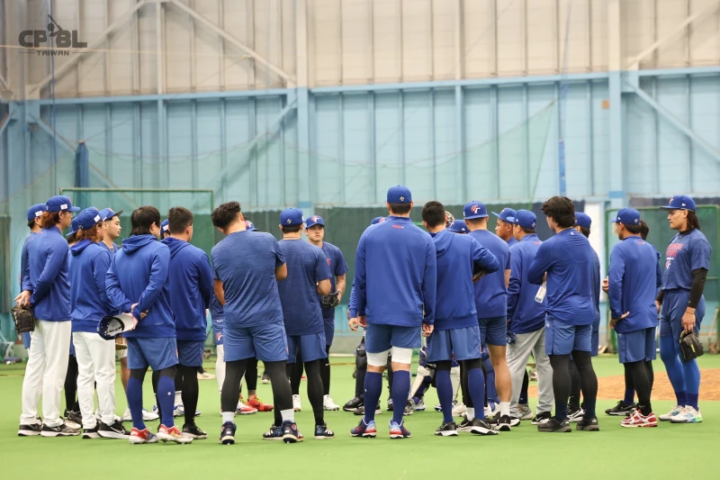 中華隊圍圈。中職提供