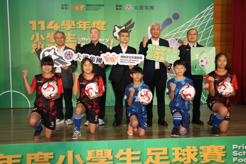 114學年度小學生足球賽3/7熱血開踢記者會上大合照。李天助攝