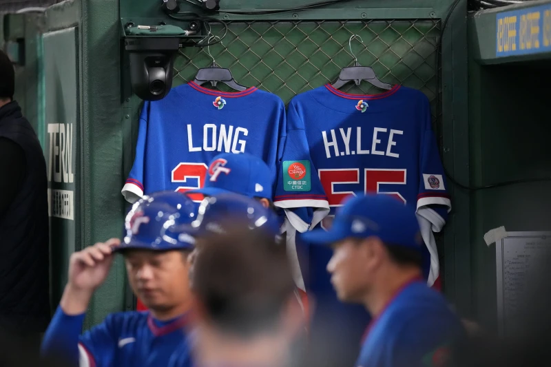 龍仔、李灝宇球衣。記者劉峻誠攝