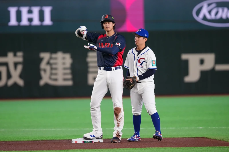 大谷翔平與江坤宇。記者劉峻誠攝