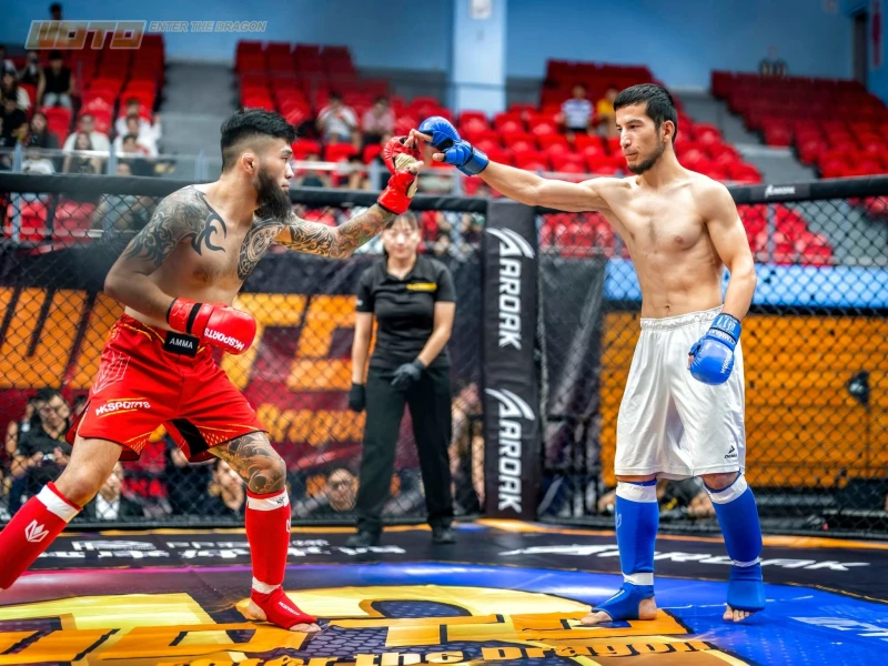 陶奕儒(左)將與烏茲別克選手 Bekzod Narzullaev(右)展開二番戰。中華民國職業技擊聯合會提供