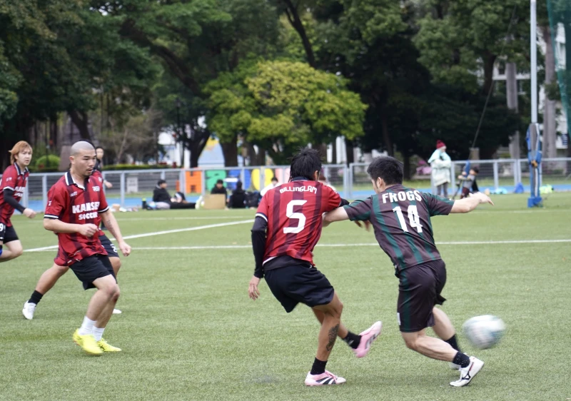 挑戰組冠軍戰由香港感性足球隊紅衣對上青蛙足球隊綠黑。大會提供