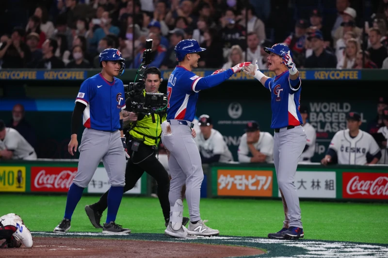 費仔開轟。記者劉峻誠攝