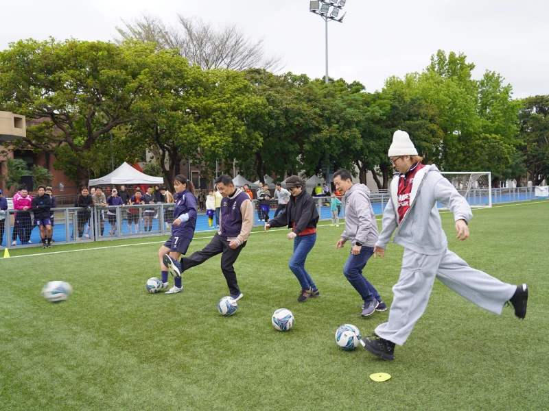 開球儀式以射門方式進行。大會提供