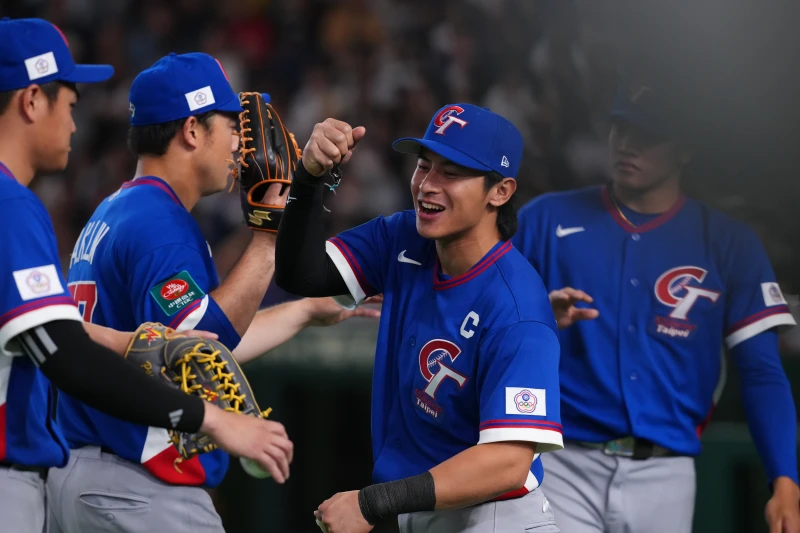 陳傑憲隊友擊掌。記者劉峻誠攝