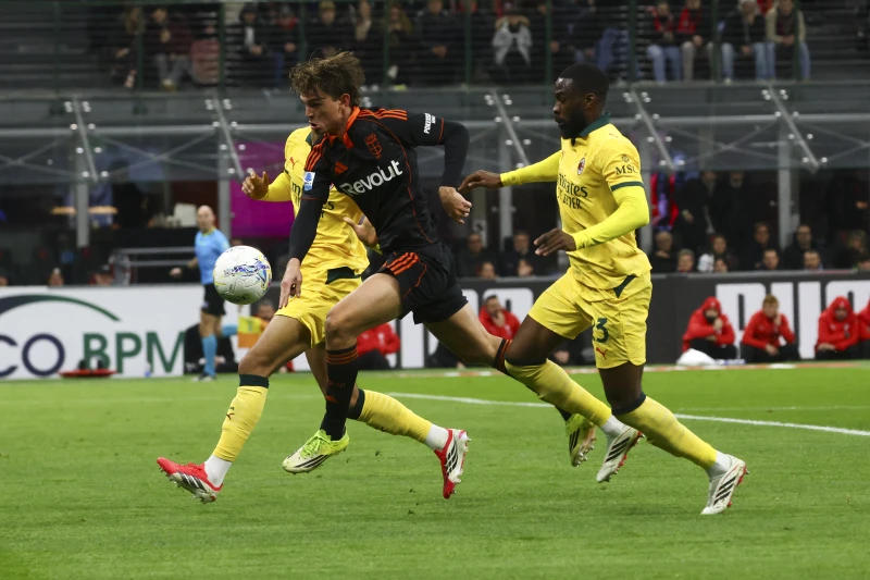 科木在新星尼科·帕斯 (Nico Paz，中) 的調度下，球隊仍維持著場均61%的高控球率與極致的傳控壓制。法新社