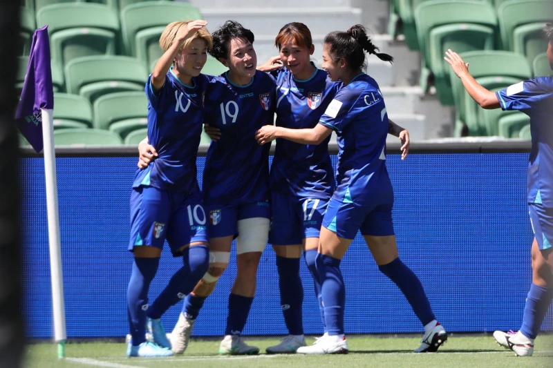 蘇育萱(左2)射進致勝球。法新社