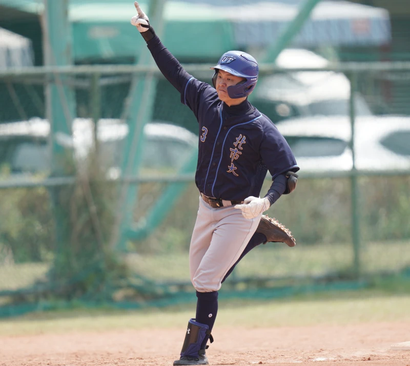 徐之禮用陽春全壘打追平比數。大專體總提供