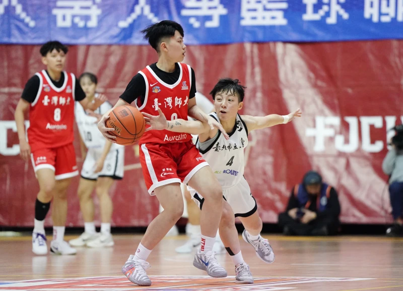 北市大尹湘雲(右)抄球。大專體總提供