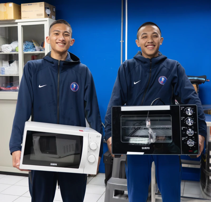 能仁家商球員開心領到聲寶家電。官方提供