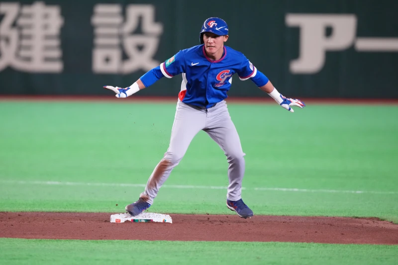 陳晨威盜壘與鄭宗哲發動雙盜壘。記者劉峻誠攝