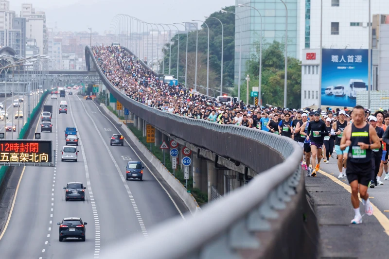 2026南山人壽臺北國道馬拉松今（8）日清晨盛大登場。大會提供