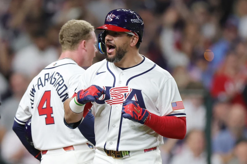 費城人隊強打史瓦伯（Kyle Schwarber）緊接著將球轟出中外野427英尺遠的二層看台。法新社