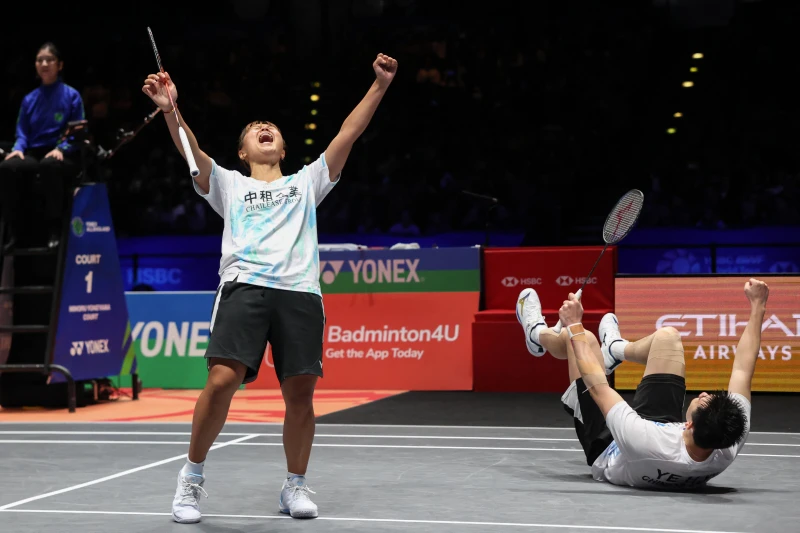 葉宏蔚(右)和詹又蓁奪下全英混雙冠軍。法新社