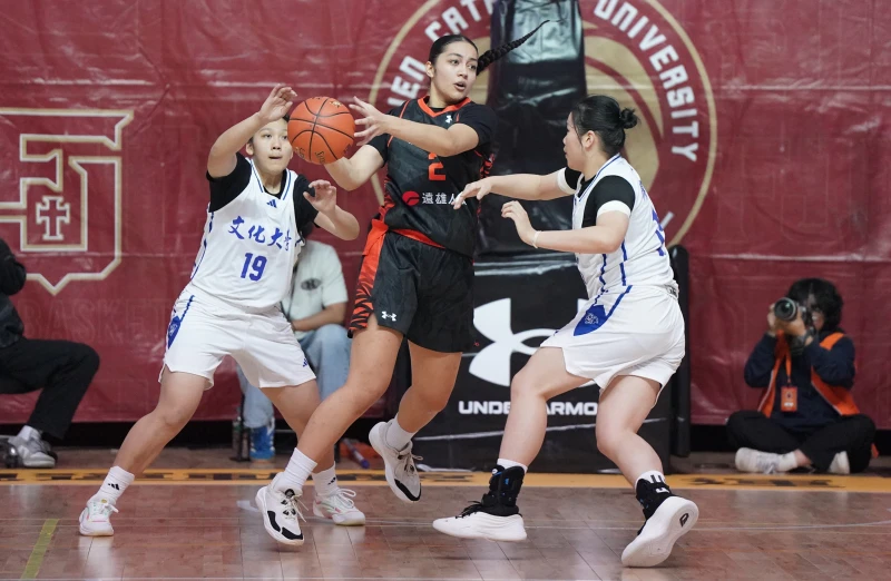 世新圖塔妮中攻全隊最高17分。大專體總提供