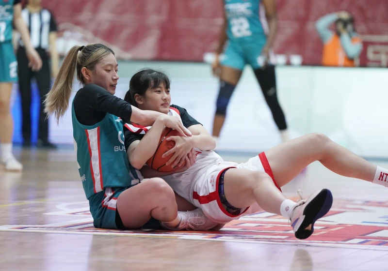 中信呂佳諺（左）與臺師葉侑璇右搶球。大專體總提供