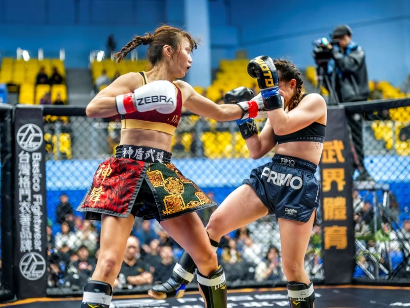 媽媽選手李彥誼（左）成功拿下勝利。中華民國職業技擊聯合會提供