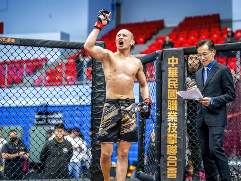 蜜獾武士彭皓宇降伏奪三連勝。中華民國職業技擊聯合會提供