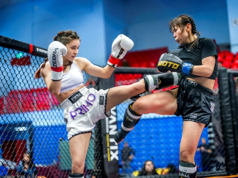 陳思成（左）是年僅 21 歲的新銳藝術家。中華民國職業技擊聯合會提供