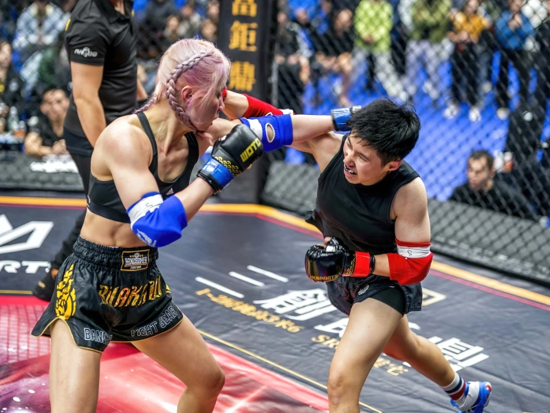 香港好手曾卓嵐（右）。中華民國職業技擊聯合會提供