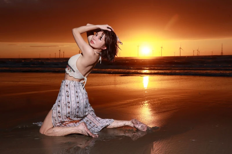 陳瞳喜歡把沙灘當作伸展台,落日當成燈光秀,盡情展現自我。特約記者 郭運復攝