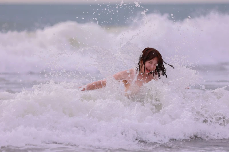 每到海邊,陳瞳總是迫不及待衝進海裡,與浪花熱情擁抱。特約記者 郭運復攝