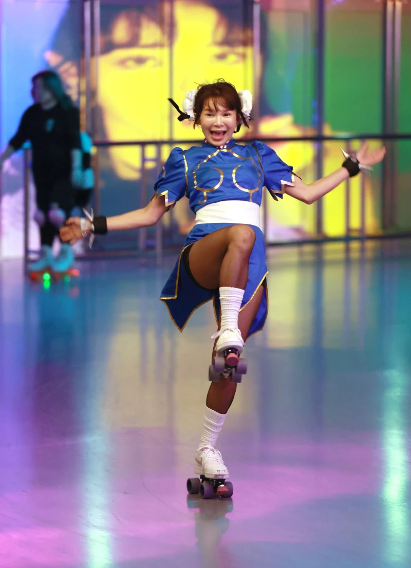 各種造型讓陳瞳瘋狂愛上滑輪溜冰。(場地提供:大魯閣Roller186滑輪場小巨蛋館)特約記者 郭運復攝