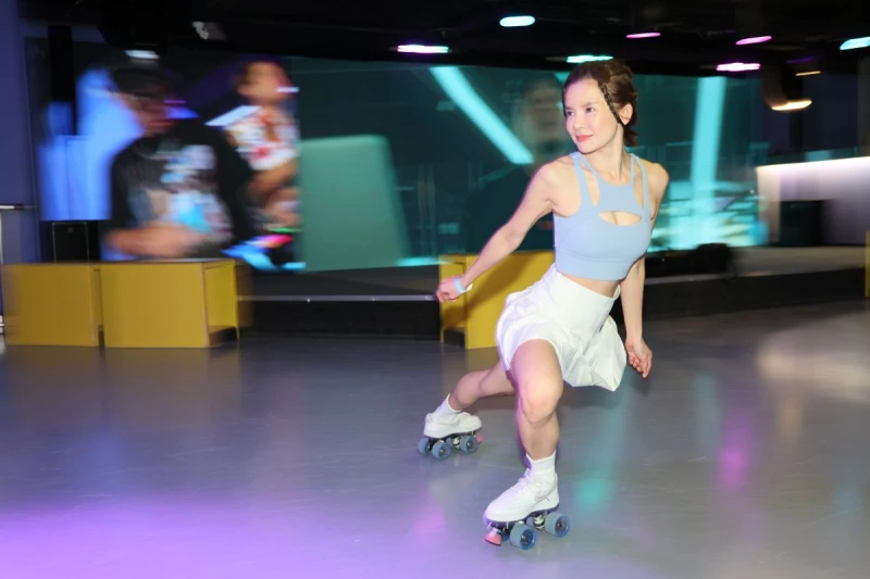 從小菜鳥的跌跌撞撞,到暢快飛行,陳瞳覺得自己運動細胞超強。(場地提供:大魯閣Roller186滑輪場小巨蛋館)特約記者 郭運復攝