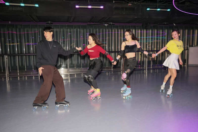 多人聯手滑行是陳瞳覺得滑輪溜冰最好玩的地方。(場地提供:大魯閣Roller186滑輪場小巨蛋館)特約記者 郭運復攝