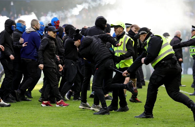 蘇格蘭盃爆發球迷衝進場內暴動。摘自推特
