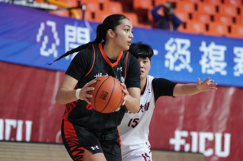 世新圖塔妮全場最高20分外帶14籃板。大專體總提供