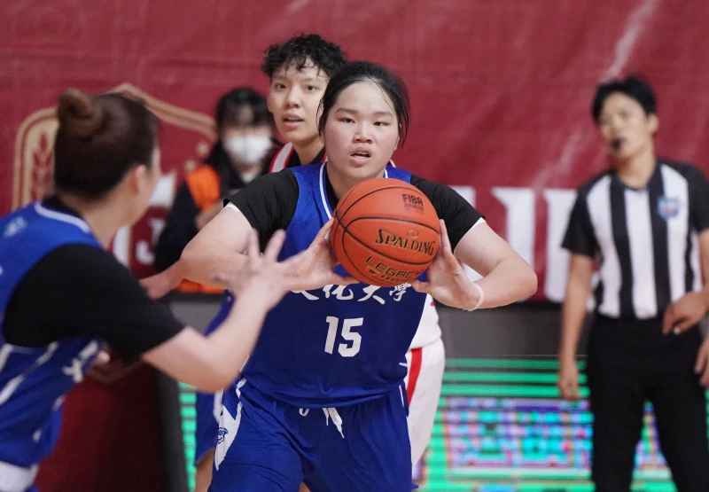 文化廖秀珍16分12籃板。大專體總提供