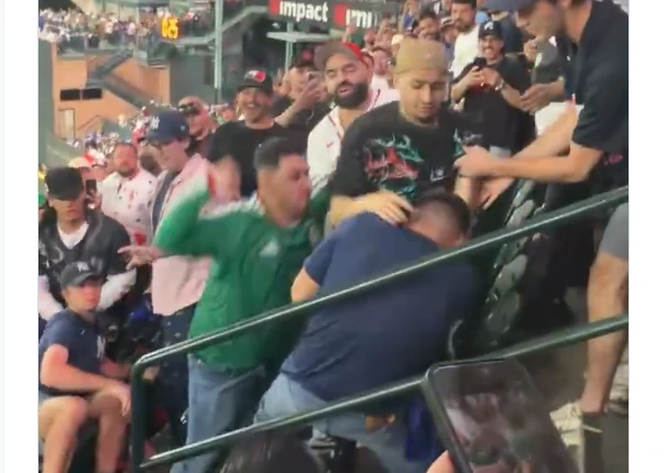 美國隊今交手墨西哥，沒想到整場比賽激烈，觀眾席也打得猛烈。摘自推特