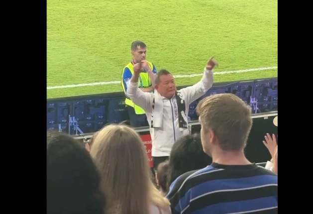 陳貴人在比賽中邁力組織球迷一同為中華女足加油。摘截圖自Threads