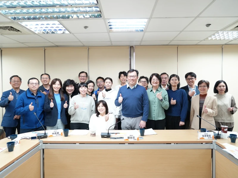 運動部邀請林亞璇、李凱琳、范榮玉、林家文、方振宇選手跨部會代表學者專家及民間團體組成適應運動推動小組，今日由鄭世忠政務次長(前排右5)召開首次會議 。運動部提供
