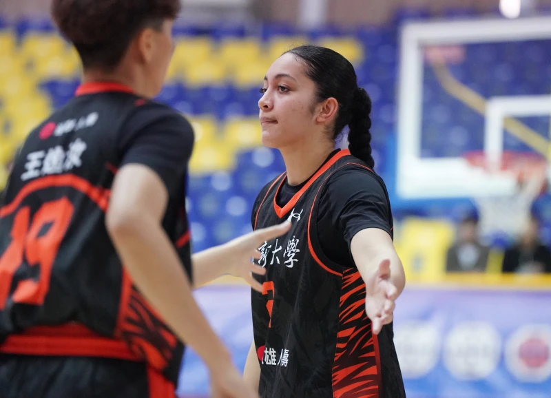 世新圖塔妮全場最高24分外帶14籃板。大專體總提供