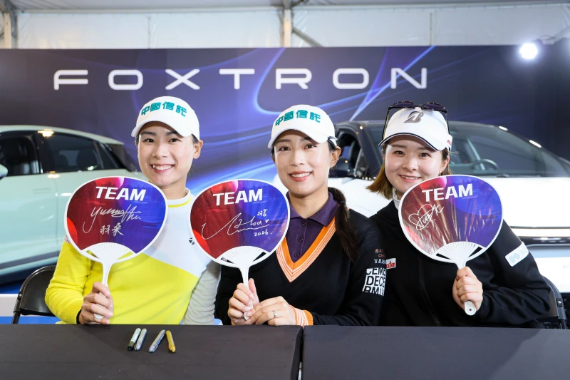 選手侯羽桑、侯羽薔及川崎春花出席賽後簽名會為球迷簽名。Tlpga／林聖凱攝 