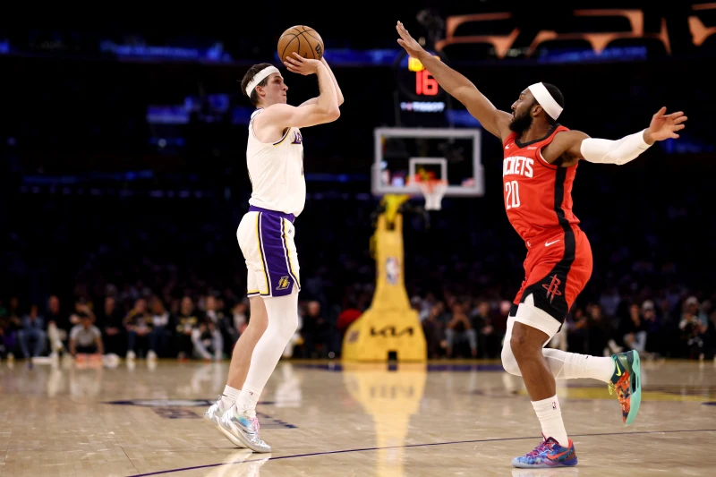 湖人向陣中主力後衛里夫斯（Austin Reaves，左）提供一份為期5年合約。法新社