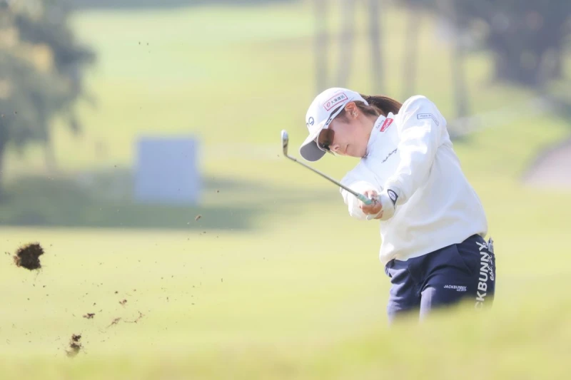 日本選手佐久間朱莉第二回合打出全場唯一紅字的70桿，以兩回合總桿141桿-3躍居單獨領先T。lpga／葉勇宏攝