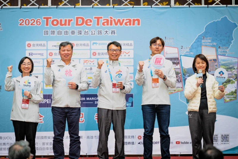左起臺北市體育局游竹萍局長、桃園市體育局邱世源主秘、高雄市運發局侯尊堯局長、屏東縣體發中心黃柏翰主任、客委會廖育珮副主委共同邀請全民為環台賽加油。自由車協黛提供