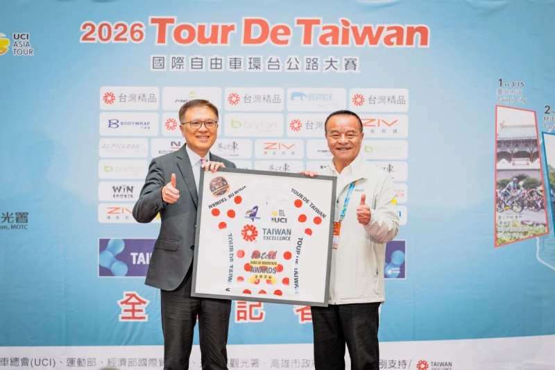 由環台賽李開志執行長（右）頒贈環台賽登山王圓點衫給中華民國對外貿易發展協會周秀隆副秘書長。自由車協會提供