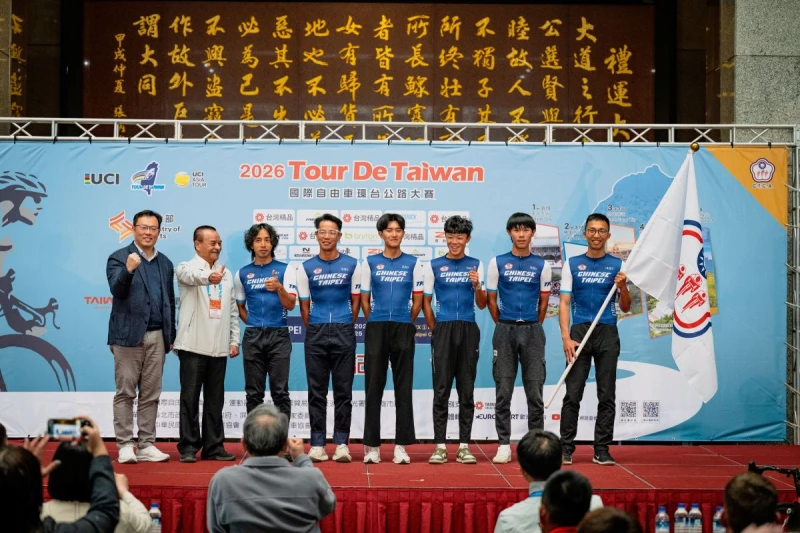 運動部鄭世忠政務次長（左1）主持授旗儀式給中華隊劉家良教練（右1） 。自由車協會提供