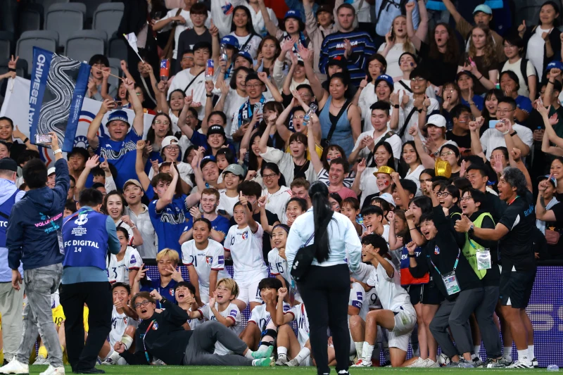 不少球迷主動來幫中華女足加油！法新社